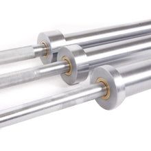 Cargar imagen en el visor de la galería, Barra olímpica con buje de bronce 45 lb (20.41 kg)cromada incluye par de seguros
